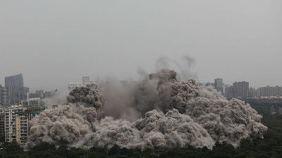 Hindistan'da 100 metrelik binalar böyle yıkıldı!