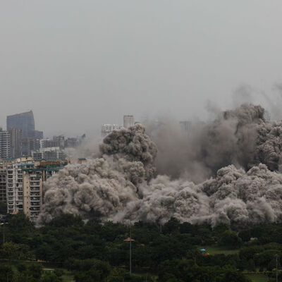 Hindistan'da 100 metrelik binalar böyle yıkıldı!