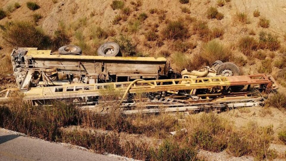 Manisa'da kamyon şarampole devrildi: 1 ölü