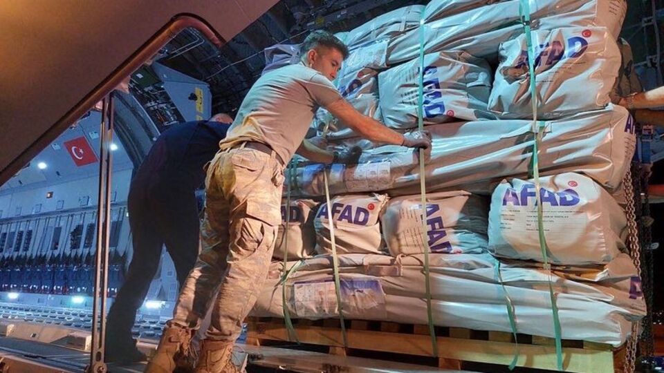Türkiye, Pakistan'a insani yardım için 2 uçak gönderdi