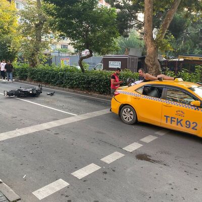 Kadıköy'de kaza yapan motosikletli taksinin üzerine düştü