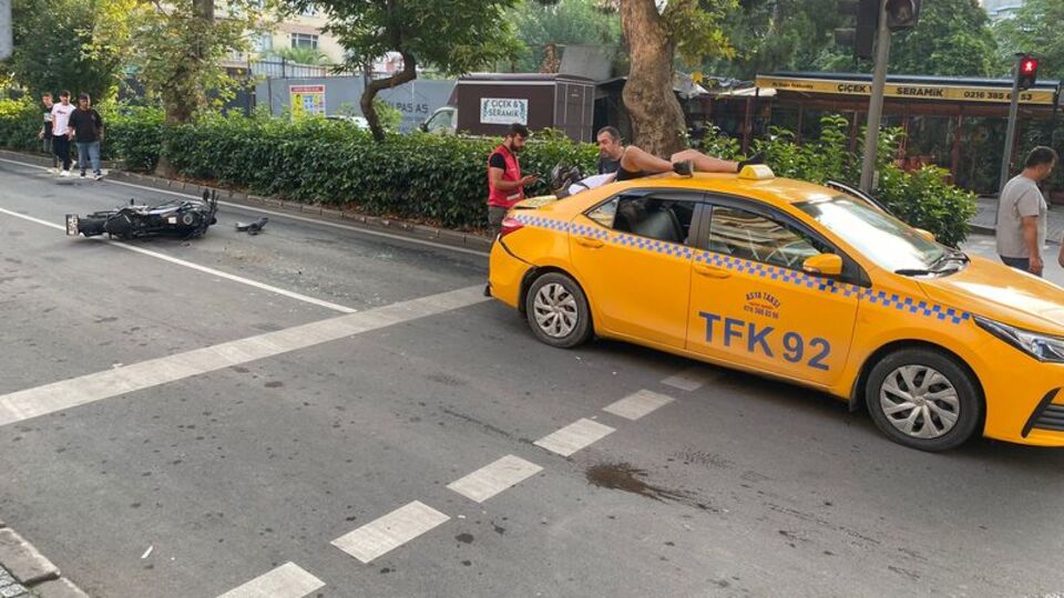 Kadıköy'de kaza yapan motosikletli taksinin üzerine düştü