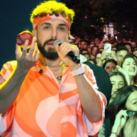 Sahneden attığı elma izdiham yarattı