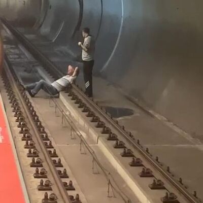 Metro raylarına yatınca istasyon buz kesti