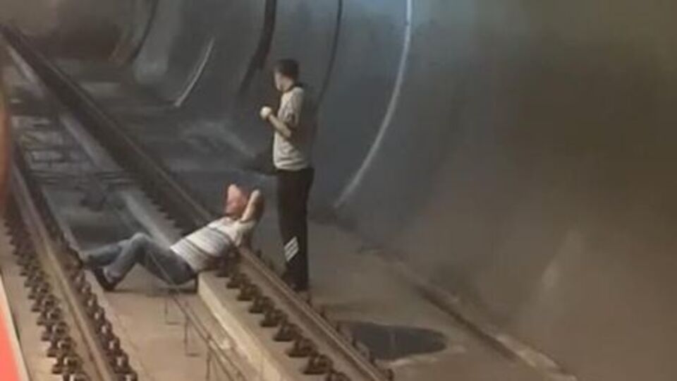 Metro raylarına yatınca istasyon buz kesti