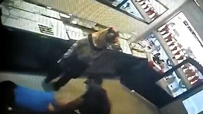 Gaspçı çifti linçten polis kurtardı!