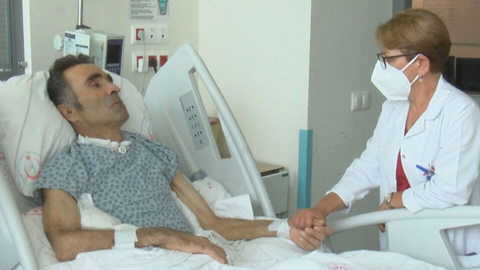 Ölümden döndü! Paslı bıçakla eli kesilince...