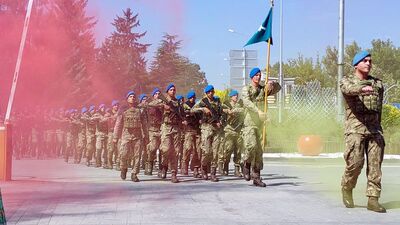 Komandolar marşlarla caddeleri inletti!