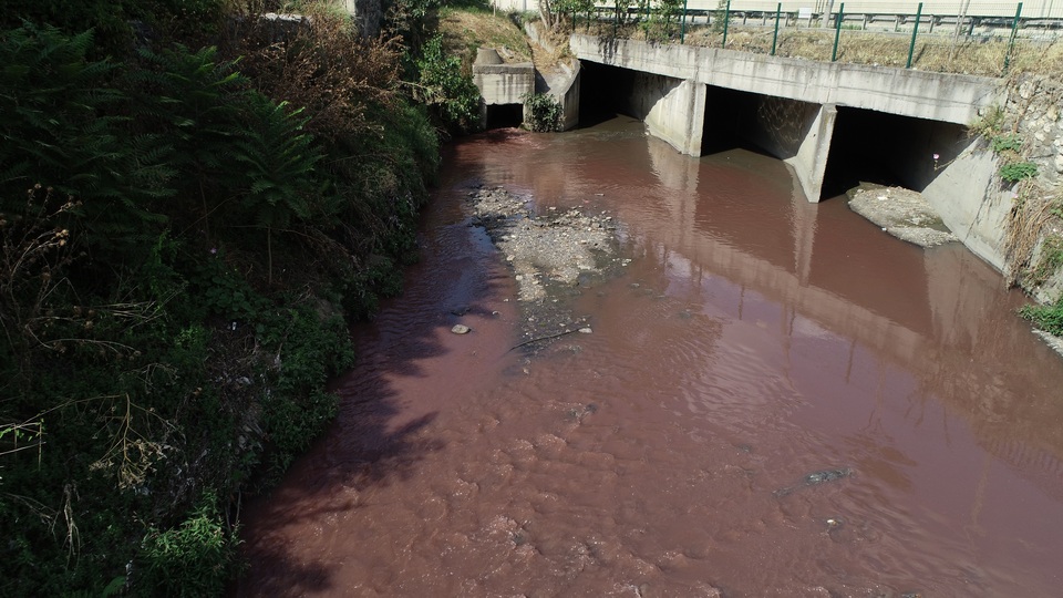 Ayamama'da endişe yaratan görüntü! Kırmızıya büründü
