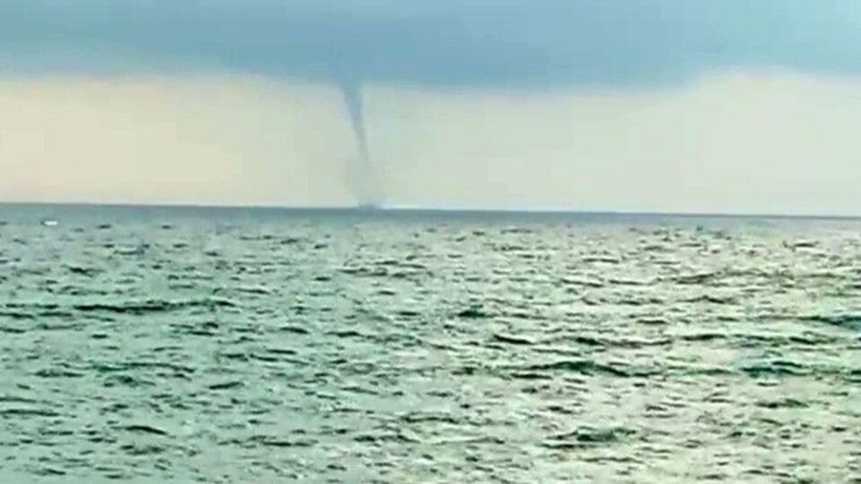 O anlar kamerada! Karadeniz'de hortum!