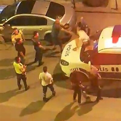 Otomobile ve polis aracına çarptı! Camlara kafa attı!