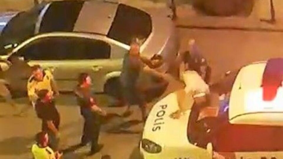 Otomobile ve polis aracına çarptı! Camlara kafa attı!