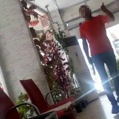 Çocuklarını görmek isteyen eski karısını satırla tehdit etti!