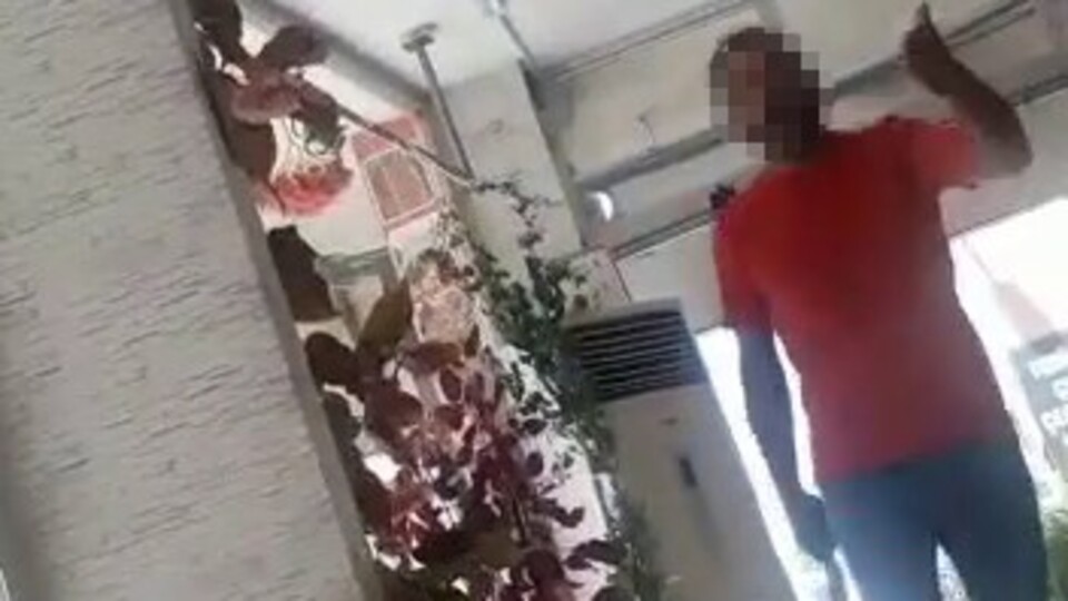 Çocuklarını görmek isteyen eski karısını satırla tehdit etti!