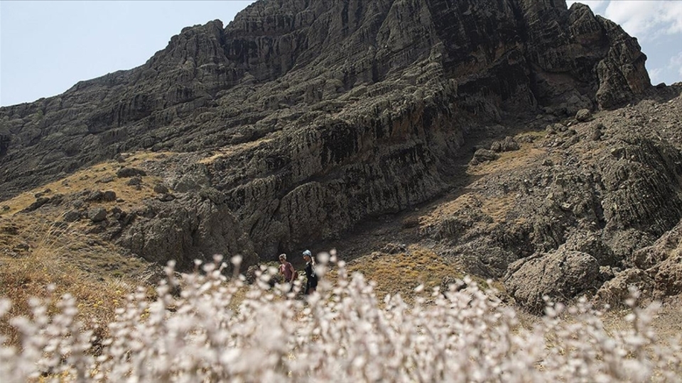 Turistleri büyülüyor! İsmi: Düzgün Baba Dağı
