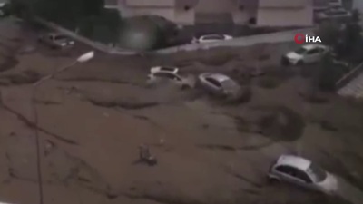 Bursa'da sel suları araçları sürükledi!