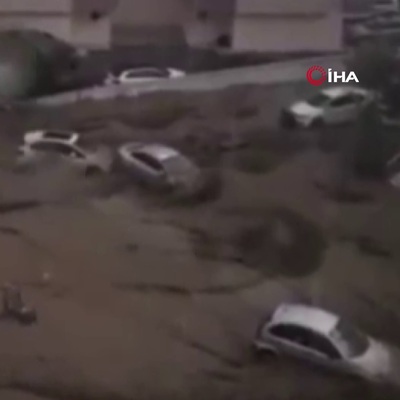 Bursa'da sel suları araçları sürükledi!