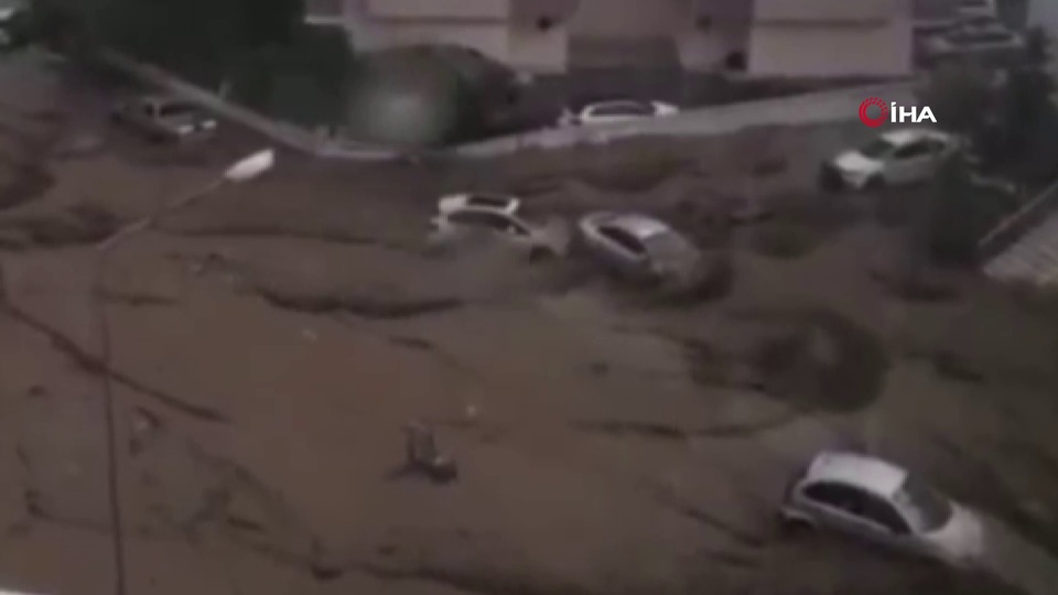 Bursa'da sel suları araçları sürükledi!