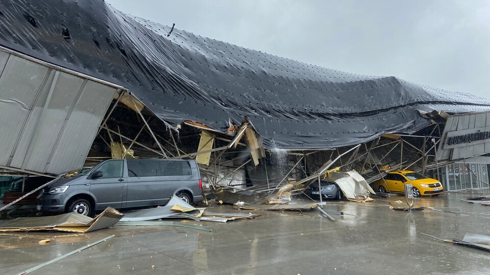 Bursa'da terminalin çatısı çöktü!