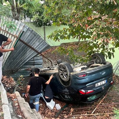 Kontrolden çıkan otomobil okul bahçesine uçtu