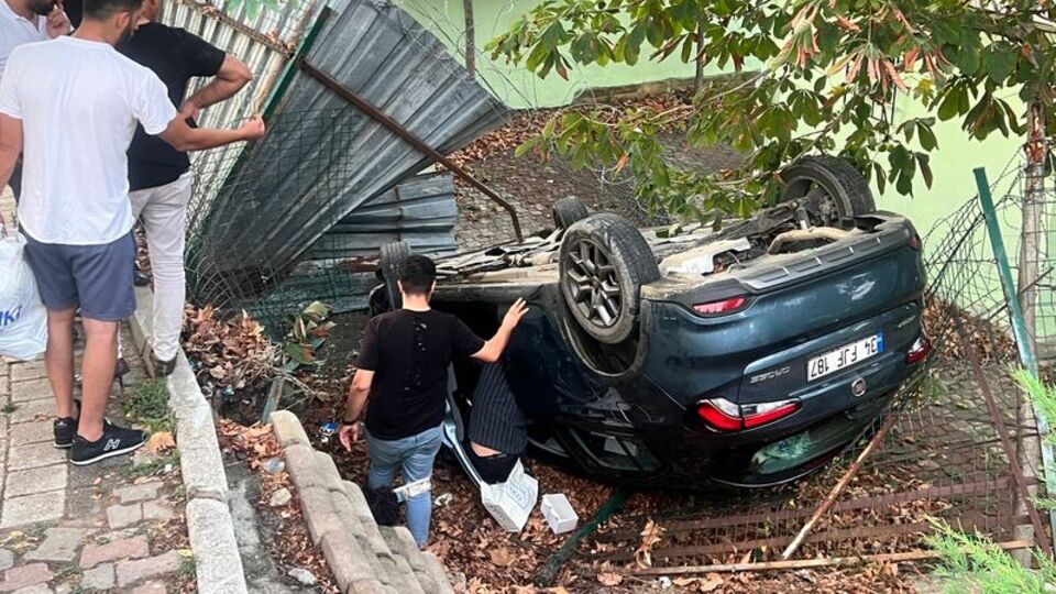 Kontrolden çıkan otomobil okul bahçesine uçtu