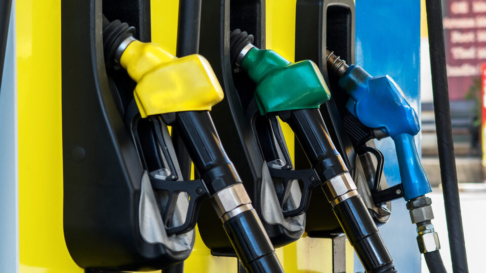 Ağustosta benzin fiyatı düştü, motorin zamlandı