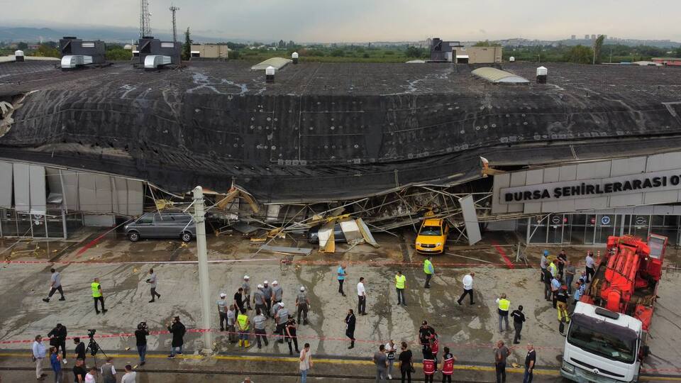 Bursa'daki dehşet anları kamerada! Terminalin çatısı böyle çöktü