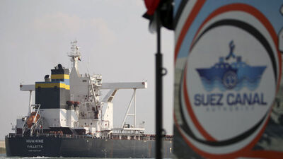 Süveyş Kanalı'nda tanker karaya oturdu