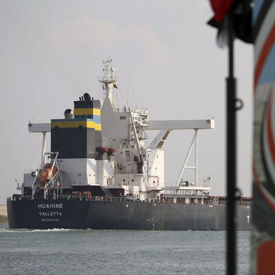 Süveyş Kanalı'nda tanker karaya oturdu