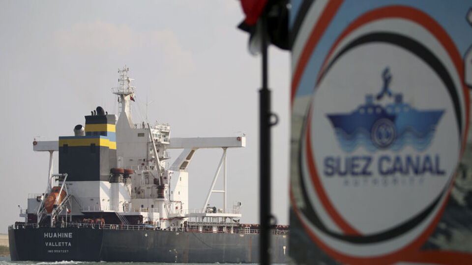 Süveyş Kanalı'nda tanker karaya oturdu