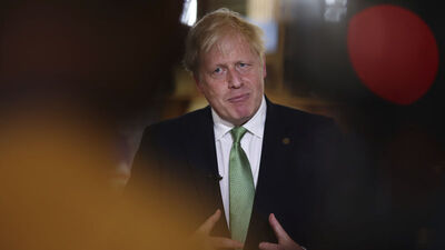 Uyandığında evinde polislerle Başbakan Johnson'ı gördü