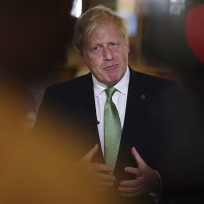 Uyandığında evinde polislerle Başbakan Johnson'ı gördü