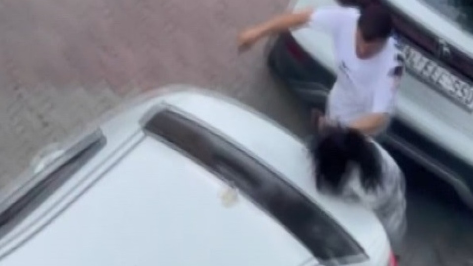 Genç kıza kan donduran şiddet! Bıçakla tehdit edip yumrukladı