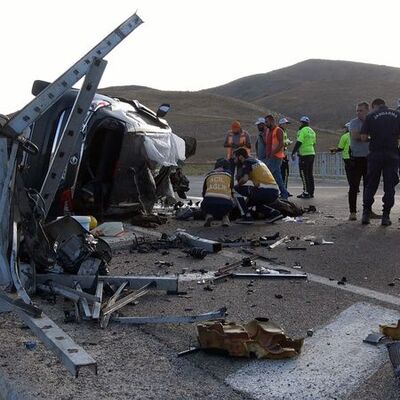 Köprü bariyerine çarptı! Bir aile yok oldu!