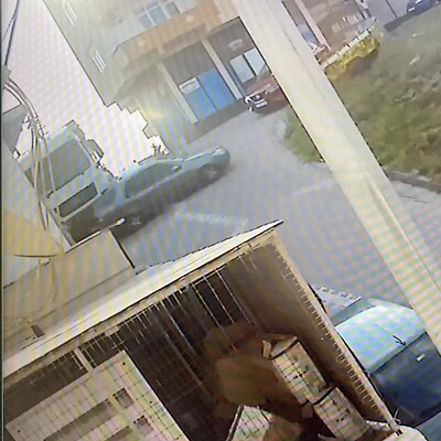 Yokuşta park edilen kamyon araçları sürükledi!