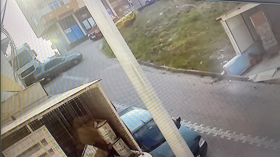 Yokuşta park edilen kamyon araçları sürükledi!