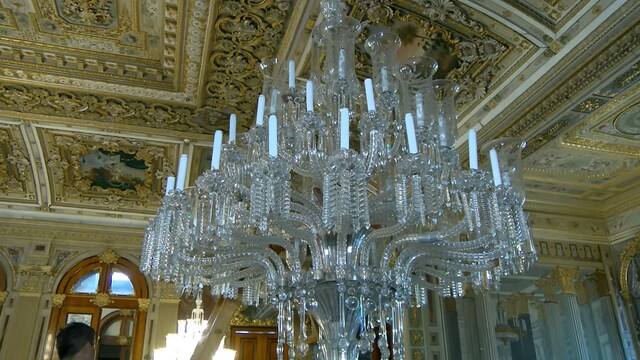 Dolmabahçe Sarayı'nın 166 yıllık kristal şamdanlarına özel bakım