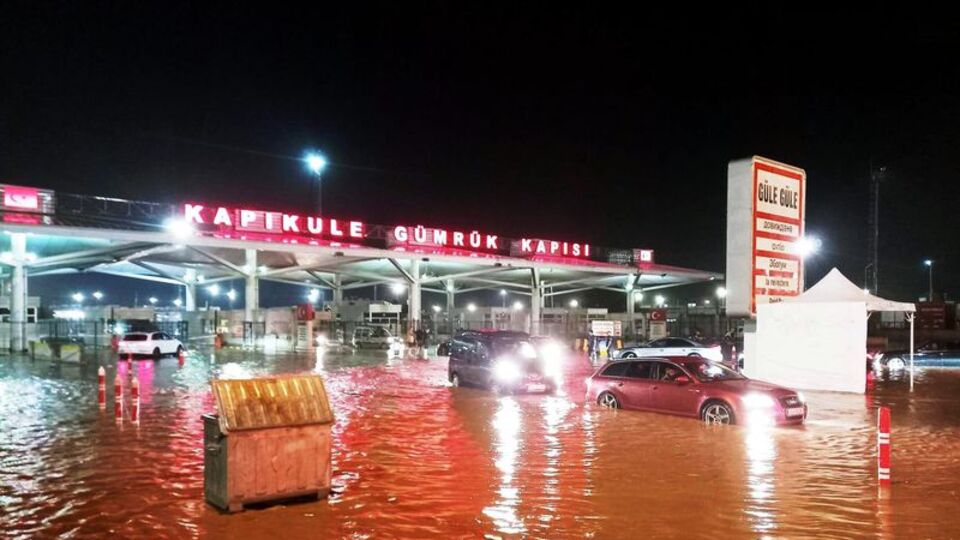 Kapıkule Gümrük Sahasını su bastı