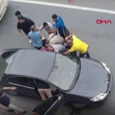 Aracını park etmek isteyen polis darbedildi