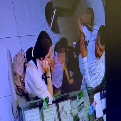 Çocukla aile gibi girdiler! Bileziği çaldılar!