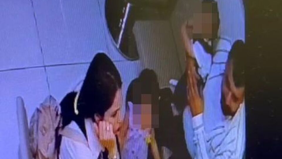 Çocukla aile gibi girdiler! Bileziği çaldılar!