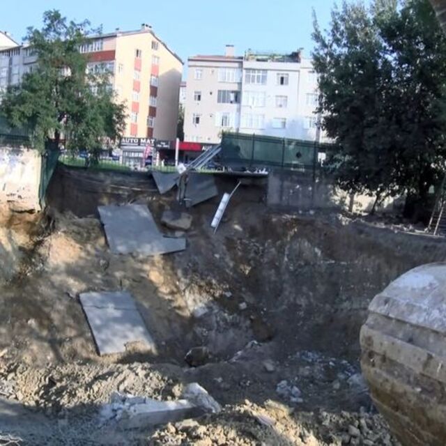 Gaziosmanpaşa'da hafriyat çalışmasında yol çöktü
