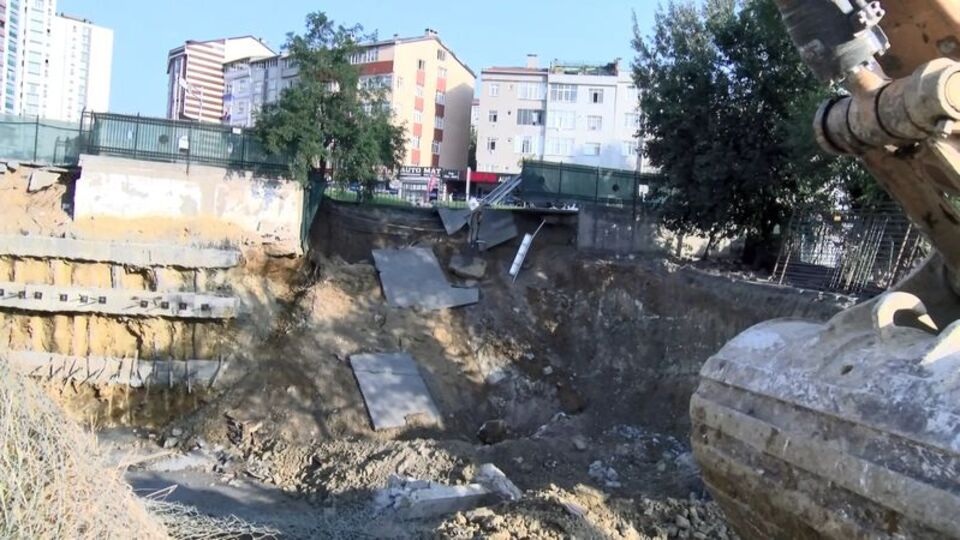 Gaziosmanpaşa'da hafriyat çalışmasında yol çöktü