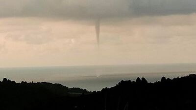 Plajın yakınında korkutan hortum