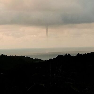 Plajın yakınında korkutan hortum