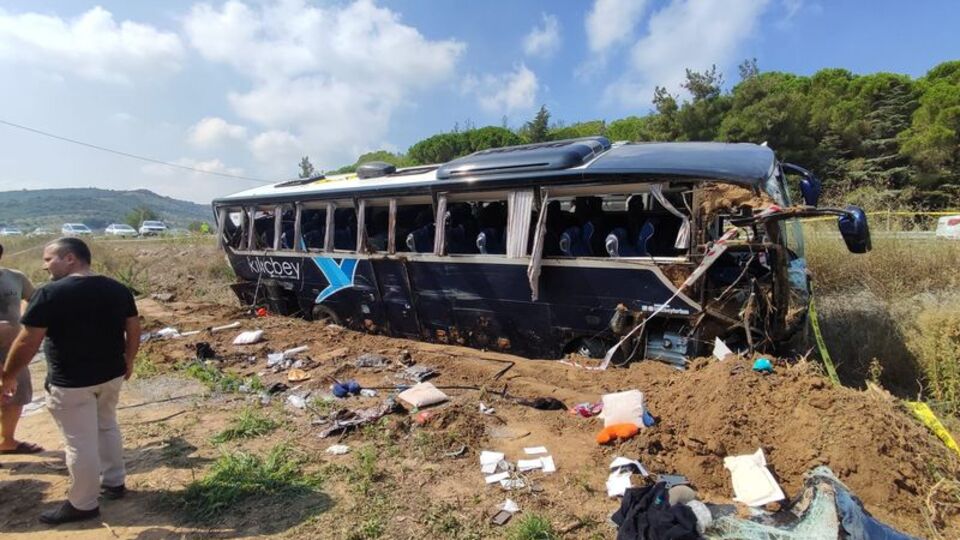 Ölü ve yaralılar var! Çanakkale'de tur otobüsü devrildi!
