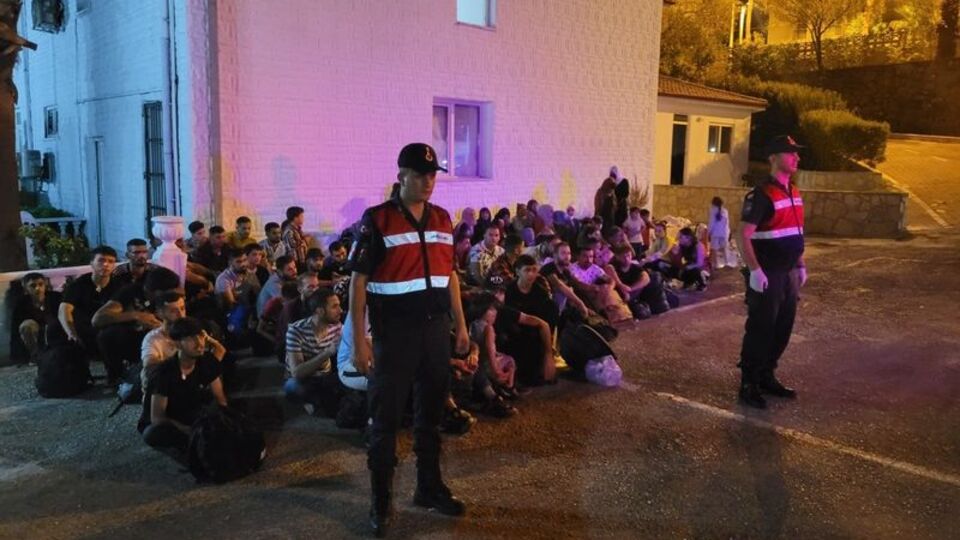Jandarma, 2 bin 234 düzensiz göçmen ve 83 organizatörü yakaladı