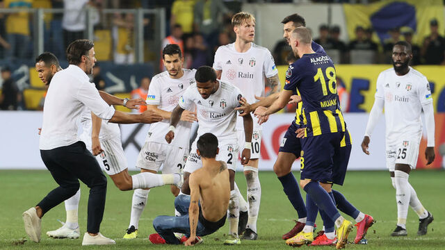 Beşiktaşlı futbolculara maç sonu saldırı