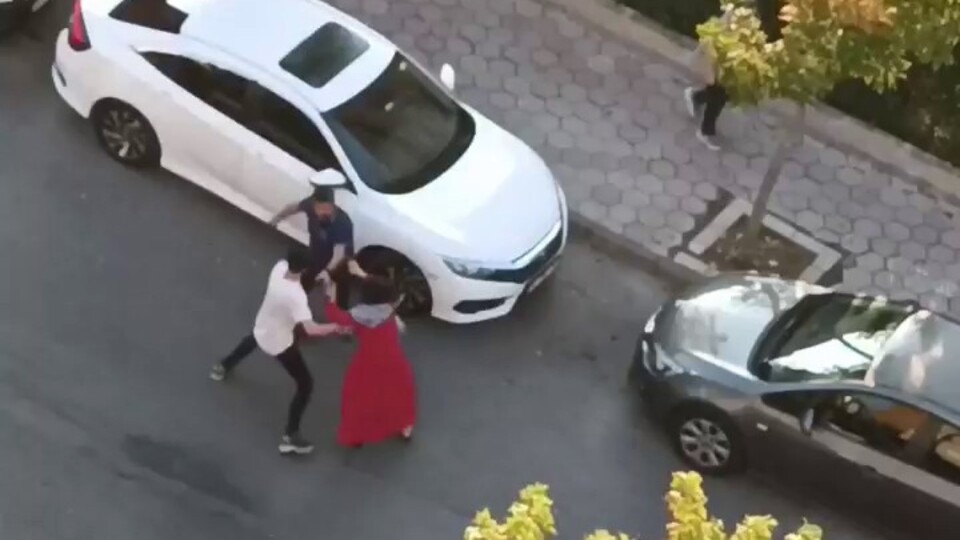 Ayrılmak üzere olduğu karısına saldırdı!