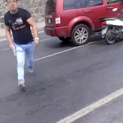 Trafikte tartıştığı motosikletliyi tabancayla darbetti!